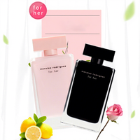 Perfume para Mujer en Botella Rectangular Rosa Pálido con Tapa de Terciopelo y Perlas, Aroma de Sillage Negro
