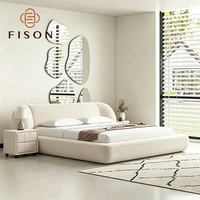 Ensemble de chambre à coucher moderne et minimaliste, lit king size, cadre en bois, tête de lit en tissu bouclé, grand lit pour hôtel ou villa