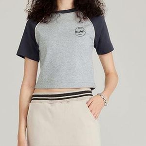 OEM T-shirt personnalisé à blocs de couleurs, sérigraphie en coton à manches courtes, t-shirt d'été décontracté, deux tons, haut court pour femmes, vente en gros - Product Image 5