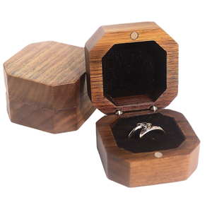 Boîte à bagues octogonale vintage en bois, étui à bijoux magnétique en noyer pour la présentation de bagues de fiançailles et de mariage - Product Image 1