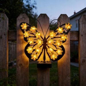 Lampes murales solaires en métal en forme de papillon, décoration murale extérieure pour clôture, décoration suspendue pour jardin, patio, porche, cadeaux pour femmes, anniversaire - Product Image 2
