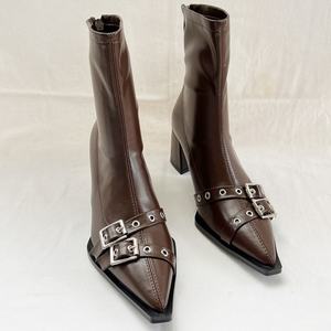 Botas Cortas de Mujer con Hebilla Metálica y Punta Puntiaguda, Estilo Moderno y Elegante, Otoño/Invierno 2025 - Product Image 1