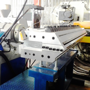 Ligne de production de <span class=keywords><strong>tapis</strong></span> de sol en <span class=keywords><strong>PVC</strong></span> à motif <span class=keywords><strong>bois</strong></span>, machine d'extrusion de feuilles de sol en <span class=keywords><strong>PVC</strong></span> à motif pièces de monnaie - Product Image 4