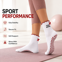 Chaussettes antidérapantes personnalisées blanches à volants avec logo de marque imprimé et points en caoutchouc pour le yoga, usage quotidien intérieur pour femmes