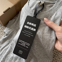 Étiquettes de vêtements personnalisées en tissu noir scintillant avec sceau de sécurité à usage unique noir et impression sérigraphique blanche pour les marques de vêtements