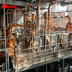 Usine de distillation clé en main pour whisky et rhum : 2 alambics en cuivre de 2000 L, fermenteur, cuve de brassage, réservoir de stockage, système PLC automatique, CE/UKCA - Product Image 1