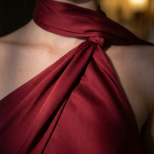 Robe de soirée sirène asymétrique en satin <span class=keywords><strong>bordeaux</strong></span> avec col halter torsadé, fente latérale, taille naturelle et traîne, longueur ras du sol pour femme - Product Image 2