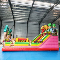 Structure gonflable commerciale combinée toboggan et château sauteur en PVC, thème animaux de la jungle caméléon, pour location de fêtes d'enfants