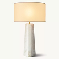 Lampe de table conique en marbre avec abat-jour en lin pour chambre principale, villa de luxe, service OEM, personnalisable, qualité contractuelle pour projets immobiliers, certifiée ETL