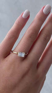 Luxueux East West Emerald Solitaire Lab Bagues en diamant 18k Pure Yellow Bagues de fiançailles à la mode pour les femmes aux prix de gros - Product Image 5