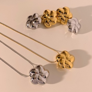 Collar de Oro Antideslustre de Moda, Juego de Collares de Flores de Acero Inoxidable Real de 18K para Mujeres y Niñas - Product Image 3