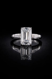 Diamant de laboratoire taille émeraude pour fiançailles |   Bague de mariage de luxe plaquée or rose 4,50 CTW, style trilogie baguette conique, prête pour les fêtes - Product Image 3