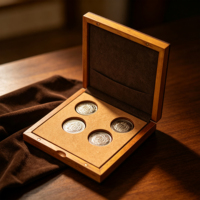 Boîte de rangement carrée en bois pour pièces de monnaie, doublure en daim, 4 supports ronds, logo personnalisé pour l'affichage de pièces commémoratives et l'emballage de cadeaux souvenirs