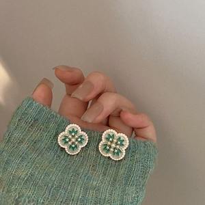 Nouvelles Boucles d'Oreilles Clous en Alliage Haut de Gamme pour Femmes, Motif Floral Classique et Perles d'Imitation, Bijoux de Niche Luxe Léger, Collection 2025 - Product Image 3