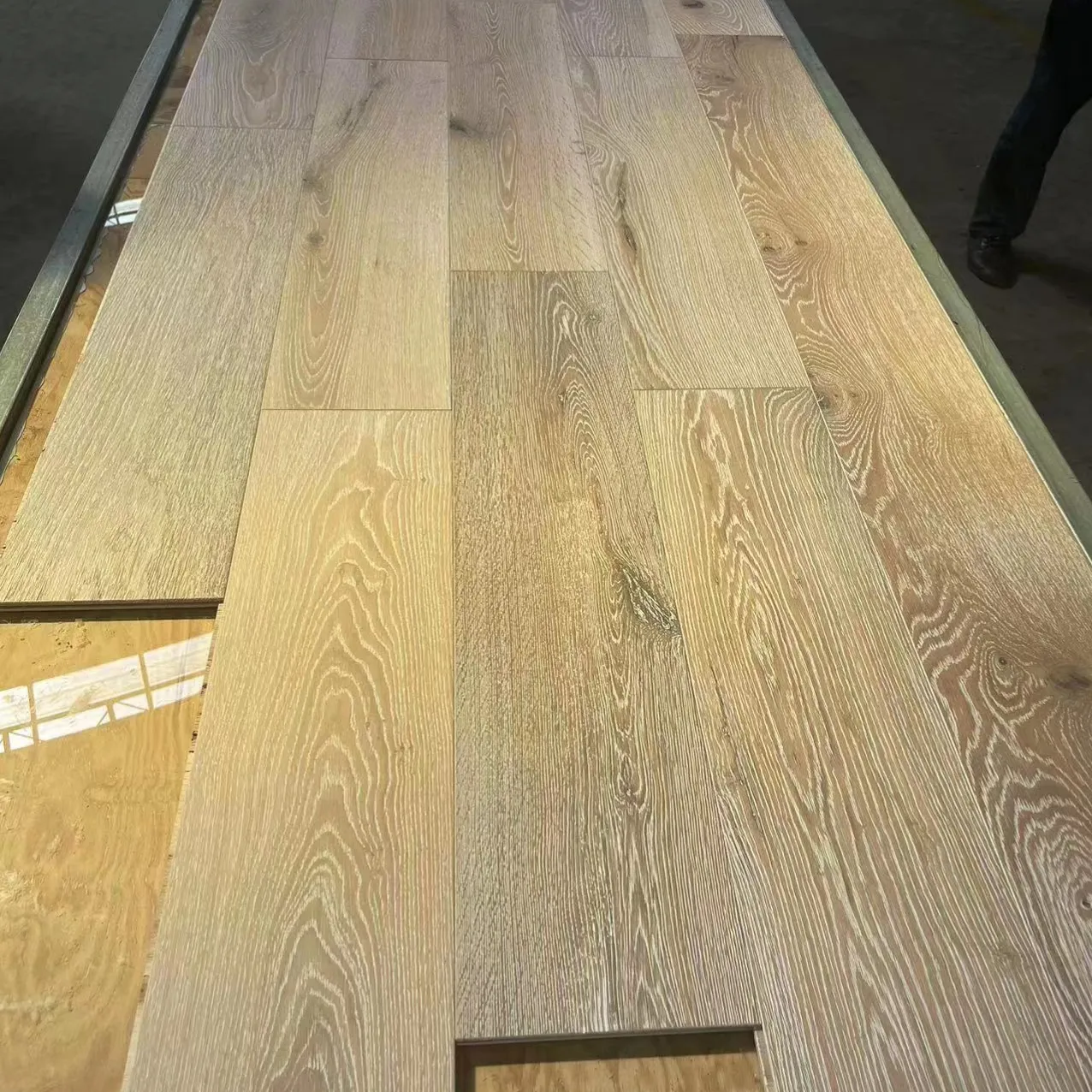 Neuankömmling Farbe Engineered Timber Oak Bodenbelag Weiß gebürstet Parkett Eiche Massivholz boden Fumed Hartholz Eiche Bodenbelag