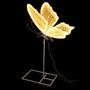 Éclairage d'événement élégant avec papillons géants LED blancs de luxe, lumières d'allée de mariage, décoration florale pour allée, alimentation électrique AC - Product Image 1