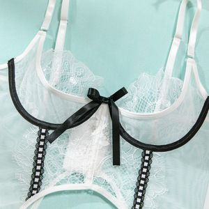 Completo Intimo Sexy in Pizzo Francese 3D Traspirante con Reggicalze, Reggiseno a Coppa 3/4, Spalline Regolabili e Slip a Vita Bassa - Product Image 3