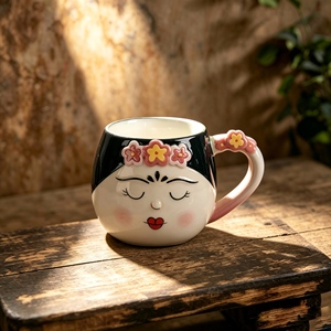Taza <span class=keywords><strong>de</strong></span> café <span class=keywords><strong>de</strong></span> porcelana con diseño <span class=keywords><strong>de</strong></span> <span class=keywords><strong>Frida</strong></span> <span class=keywords><strong>Kahlo</strong></span> en 3D, con asa floral en relieve y pintada a mano, estilo mexicano, venta al por mayor - Product Image 1