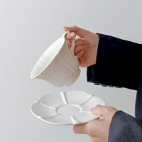 Tasse à café et soucoupe en porcelaine fine à pétales gaufrés de style européen, blanc pur, design rétro de luxe léger, forme hexagonale, pour usage domestique, thé