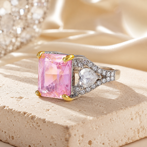 Anello classico da donna con design a cuore in cristallo rosa e taglio principessa - Product Image 1