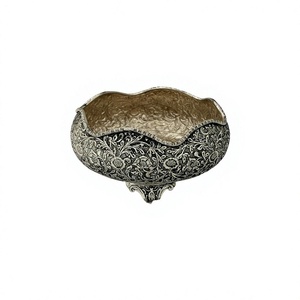 Urli à motifs floraux ondulés sculptés avec précision - Product Image 1