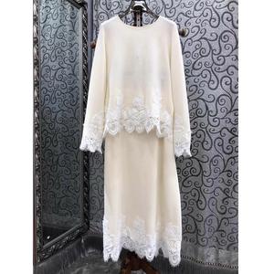 طقم تنورة جديد عالي الجودة لموسم خريف وشتاء 2025 مكون من قطعتين للنساء، سترة صوفية محبوكة من الدانتيل وتنورة طويلة محبوكة - Product Image 1