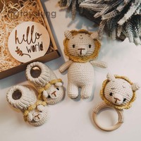 Coffret cadeau personnalisé pour nouveau-né avec hochet lion en crochet fait main et jouet attache-tétine |   Ensemble cadeau pour baby shower
