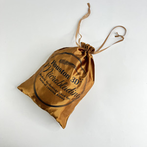 Bolsas de satén dorado mate con cordón, con logo negro impreso, para empaque de cosméticos, joyería, cabello, pelucas y accesorios. - Product Image 3