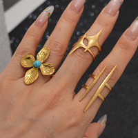 Bague pour femme en acier inoxydable plaqué or 18 carats, étanche, à motifs abstraits minimalistes superposés, avec découpe filigranée étoile céleste et forme bouclier