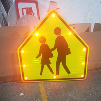 Panneau de signalisation de limitation de vitesse triangulaire à LED en aluminium alimenté par énergie solaire avec film réfléchissant haute intensité pour la sécurité routière