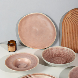 Assiette de service en céramique rose Xinwee, design moderne et simple, compatible micro-ondes et lave-vaisselle, écologique, durable, personnalisable - Product Image 3