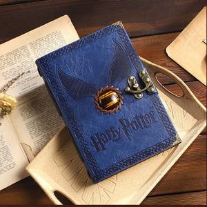 Cuaderno de Cuero Retro Original de <span class=keywords><strong>Harry</strong></span> <span class=keywords><strong>Potter</strong></span>, Manual de la Academia de Magia con Gema del Snitch Dorado, <span class=keywords><strong>Libro</strong></span> de Hojas Sueltas - Product Image 3