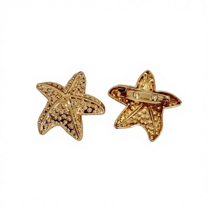 Großhandel Metall-Goldbroschen: Modische Seestern- und Muschelform-Broschen aus Zinklegierung, goldene Anstecknadeln - Product Image 4