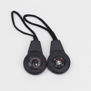 เข็มทิศพกพาพร้อมเทอร์โมมิเตอร์และสายคล้องคอสำหรับการเดินป่า ท่องเที่ยว ตั้งแคมป์ เครื่องมือนำทางกลางแจ้ง หน้าปัดสีดำ แสดงผลแบบเข็มชี้ - Product Image 1