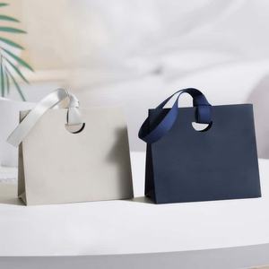 Sac cadeau en papier noir avec poignée en ruban et logo personnalisé pour une image de marque exclusive et une présentation élégante - Product Image 4