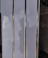 Panneau mural de plafond moderne en PVC pour la décoration intérieure de la salle de bain Lignes or et argent cannelées Installation facile sur la grille du plafond