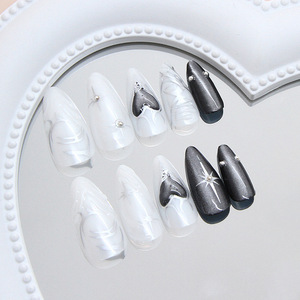 Faux ongles à presser gothiques dégradés noir et blanc, design 3D en métal avec épines, cœurs, étoiles argentées et rivets, finition brillante, forme amande, style punk, réutilisables - Product Image 3