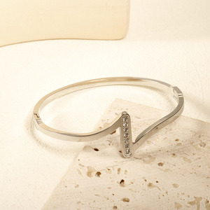 थोक सुंदर उच्च गुणवत्ता ट्रेंडिंग डिज़ाइन चंकी टार्निश फ्री वॉटर रेसिस्टेंट 18K गोल्ड प्लेटेड स्टेनलेस स्टील चूड़ी - Product Image 3