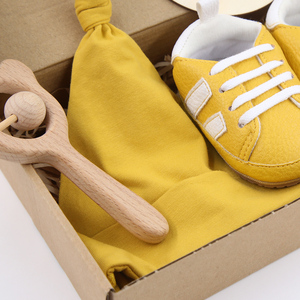 Ensemble de 4 pièces pour nouveau-nés : chaussures, bonnet, hochets en bois de hêtre, cadeaux, fabrication directe, personnalisable - Product Image 5