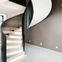 Escalier en colimaçon moderne pour hôtel-villa de luxe, design écologique, finition dorée en acier inoxydable, marches en métal et chêne