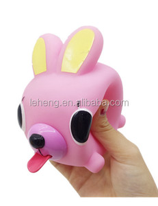 Maßgefertigtes Kinderspielzeug: Sicherer Vinyl-Hase in Pink mit Quietsch- und Zungenspuckfunktion - Product Image 1
