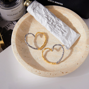 Pendientes de Aro en Forma de Corazón, Oro de 18K, Acero Inoxidable, Dos Tonos, Martillados, para Uso Diario - Product Image 4