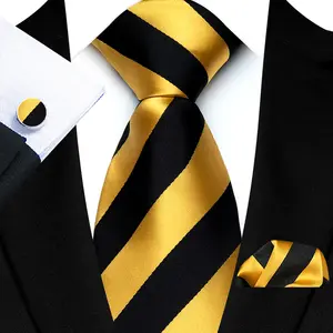 Set di gemelli quadrati tascabili con cravatta a righe a righe nere e oro per matrimonio