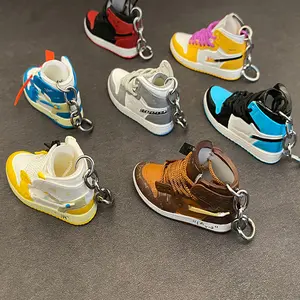 Dessin animé Sneaker pendentif Couple chaussures voiture porte-clés pour poupée 3D sac créatif cadeau de Promotion