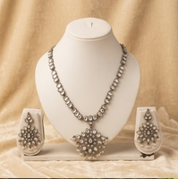 Parure de collier et boucles d'oreilles élégante en pierre blanche oxydée, motif floral en goutte d'eau, style ethnique traditionnel classique, bijoux de déclaration pour femme, idéal pour les fêtes