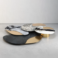 Table basse en marbre en forme de pétale Dream Home, avec dalles de pierres multiples et incrustations dorées brossées, table d'appoint artistique pour salon