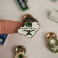 Einzigartiger Moderner Saudi-Themen Emaille-Metall-Handyaufkleber mit Kulturellen Figuren und Palmen-Icons für Täglichen Gebrauch, Reise-Erinnerung und Fans