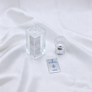 Étiquettes de parfum et cosmétiques de luxe personnalisables et imperméables - Alliage d'aluminium et de zinc, impression UV, finition dorée brillante, forme personnalisée - Product Image 3