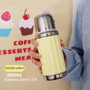 Vente en gros, flacon isotherme à double paroi en acier inoxydable avec tasse isotherme à sangle - Product Image 4