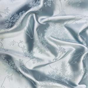 75D*75D+40D जेकक्वार्ड स्ट्रेच साटन फैब्रिक फैशन महिलाओं के लिए स्लीपिंग ड्रेस फैब्रिक - Product Image 2